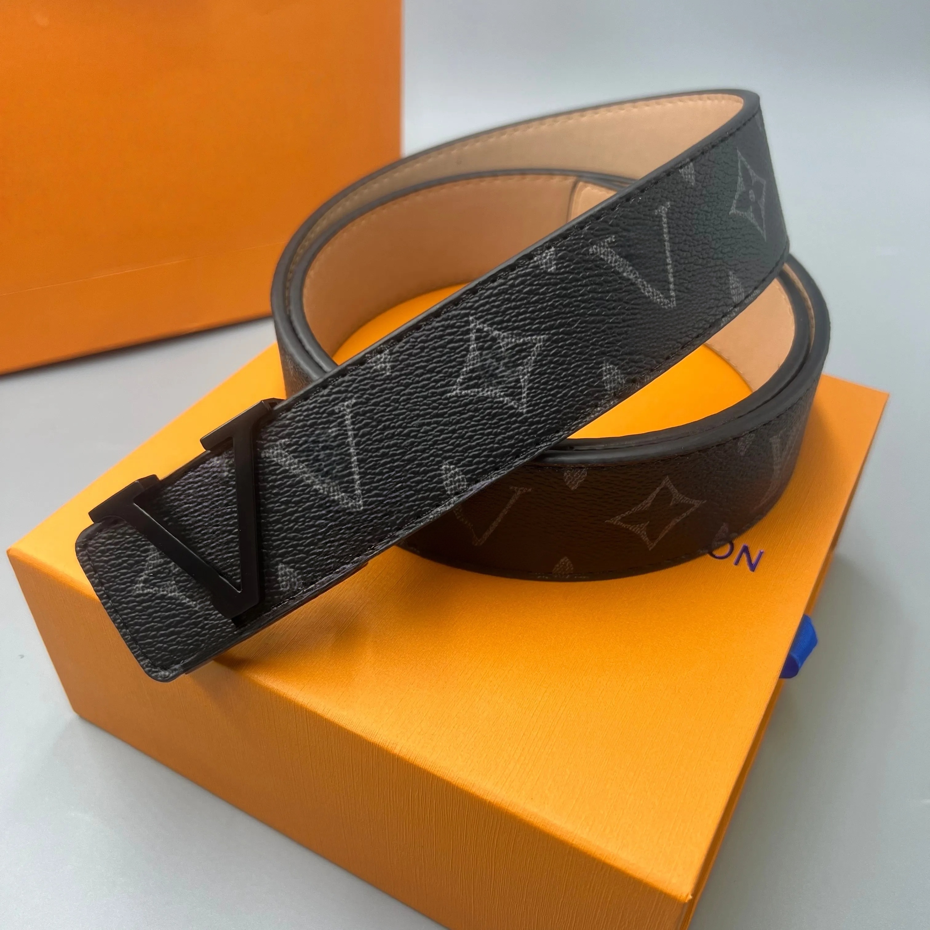 Classic design pattern leather belt equipped with metal letter style clasp Luxurious and fashionable suitable for various occasions demand belts des