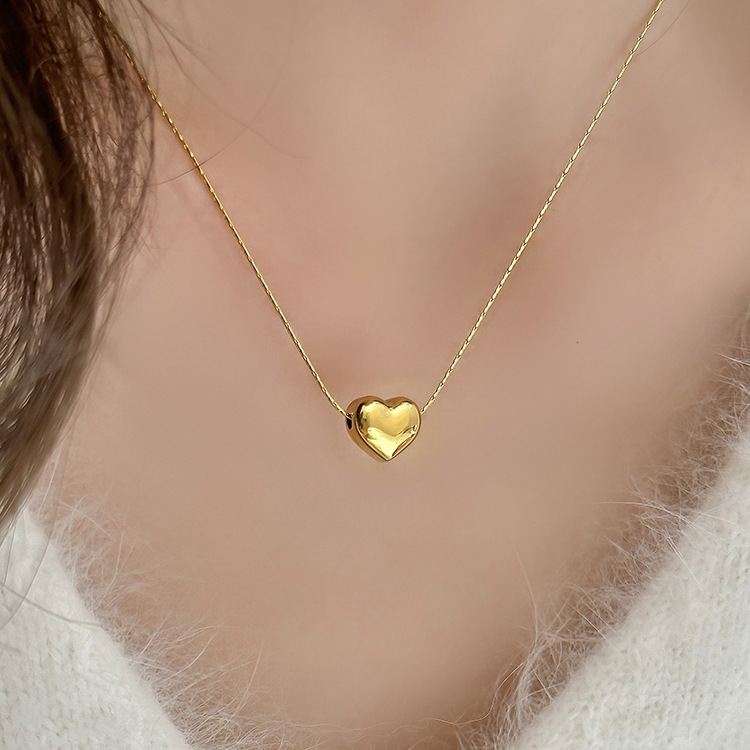 Light Luxury Niche Design High-End Titanium Steel Necklace For Women Fashion Versatile Exquisite Peach Heart Collarbone Chain Non-Fading