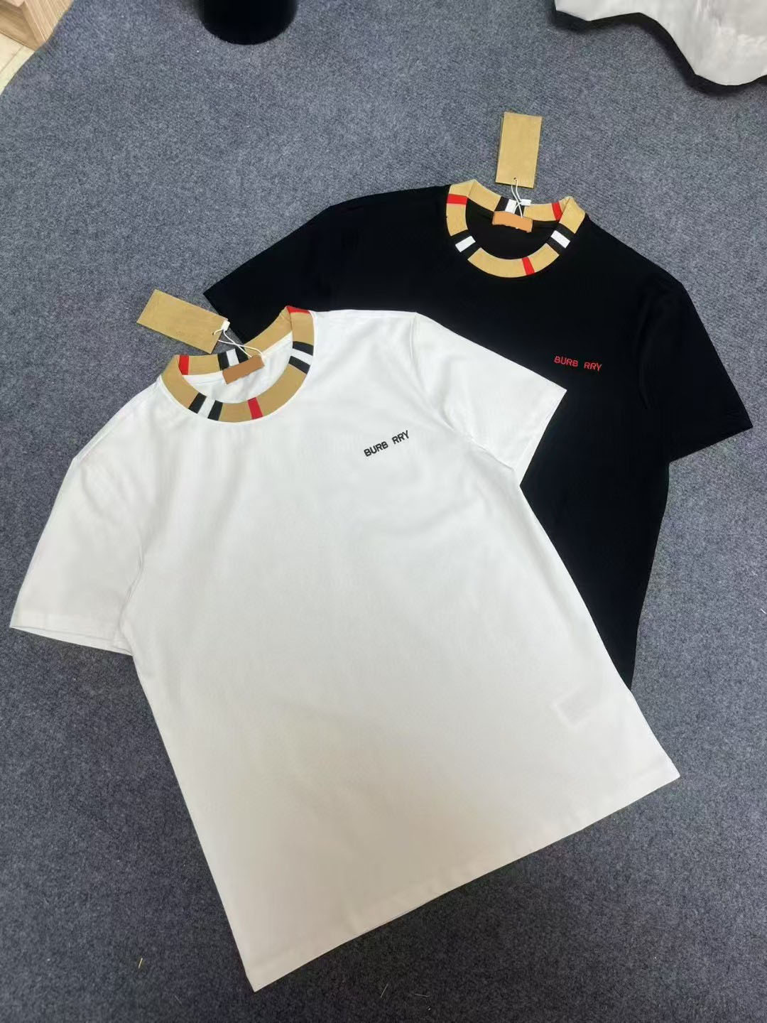 T-shirt met ronde hals en korte mouwen voor heren, kleurblok gestreepte geribde kraag, mini-letterprint-T-shirt, zomerzacht katoenen casual streetwe