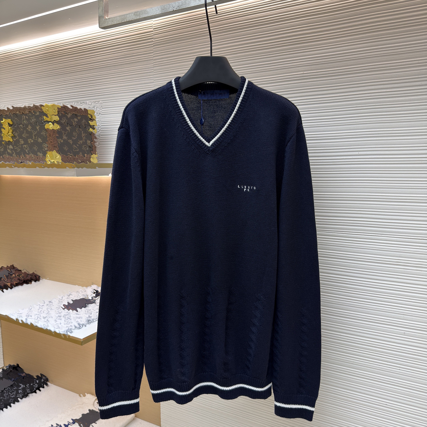 Designer brand clothing, high-quality men's navy blue V-neck sweater, letter embroidery base, casual light luxury knitted long sleeves