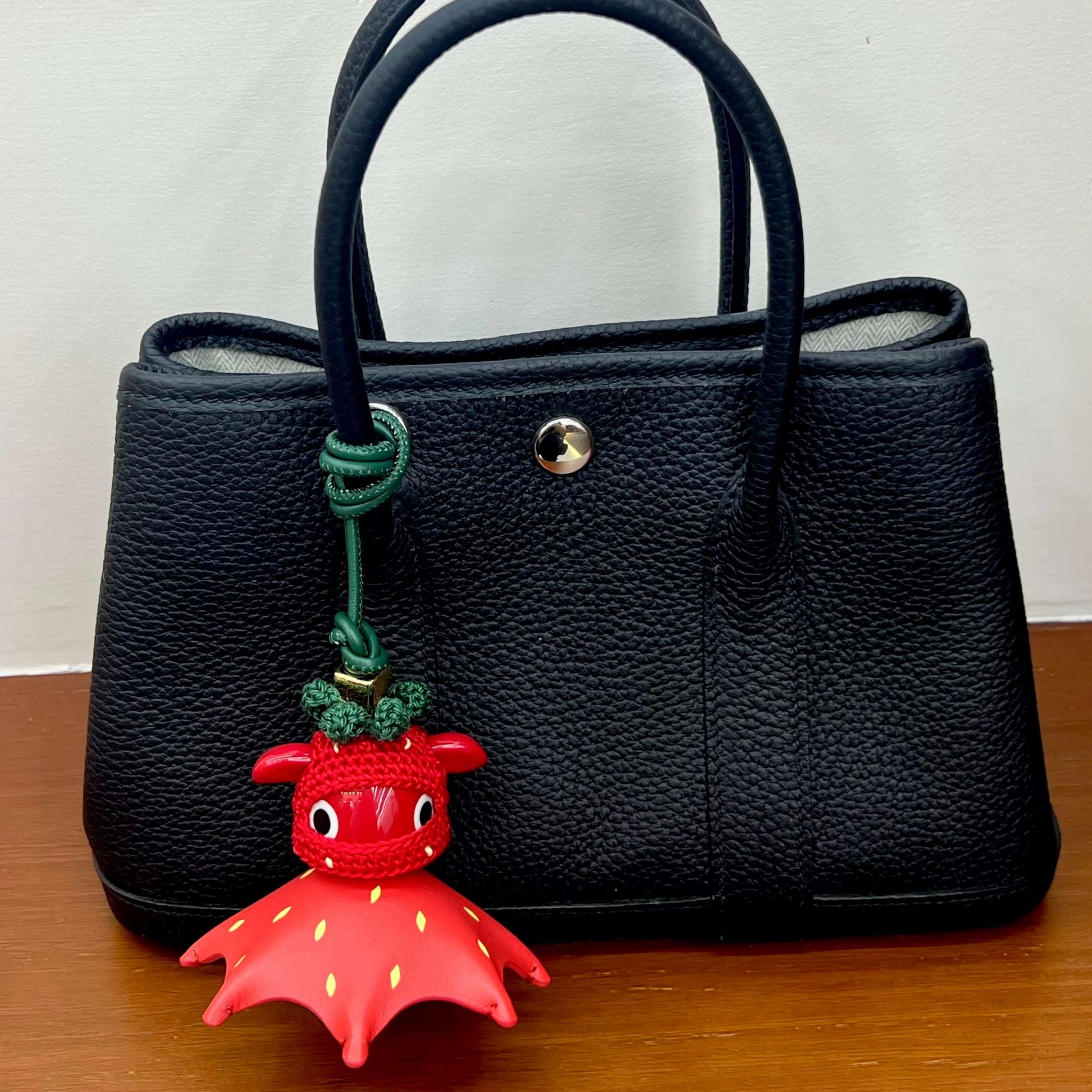 Mode mignon fraise dessin animé elfe pendentif sac charme à la main tricoté chapeau en cuir pendentif mode femmes sac décoration porte-clés voitu