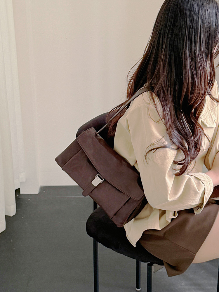 Sac de créateur vintage de luxe Flip Top Messenger pour femmes Nouvelle mode rétro en peau de vache Baguette sous les bras Niche Banlieue Épaule