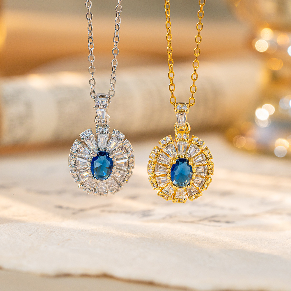 French-Style, Light Luxury, Blue Diamond Ice Crystal Flower Necklace, Featuring Dazzling, Full-Diamond Micro-Pave Detailing, Delicate Fashionable Pi
