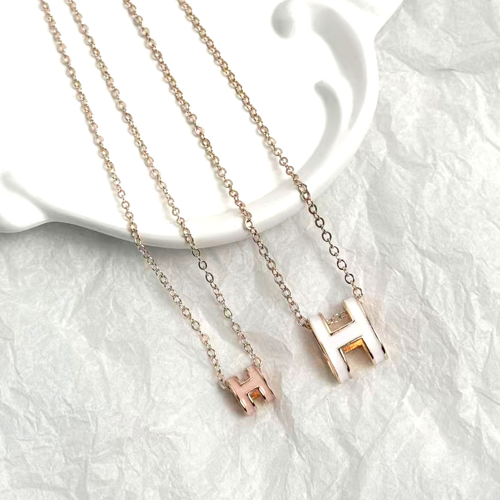Minimalist Designer Enamel H Letter Pendant Necklace A Luxurious High End Gift Suitable For Women Fashion And Simplicity Paired With Jewelry