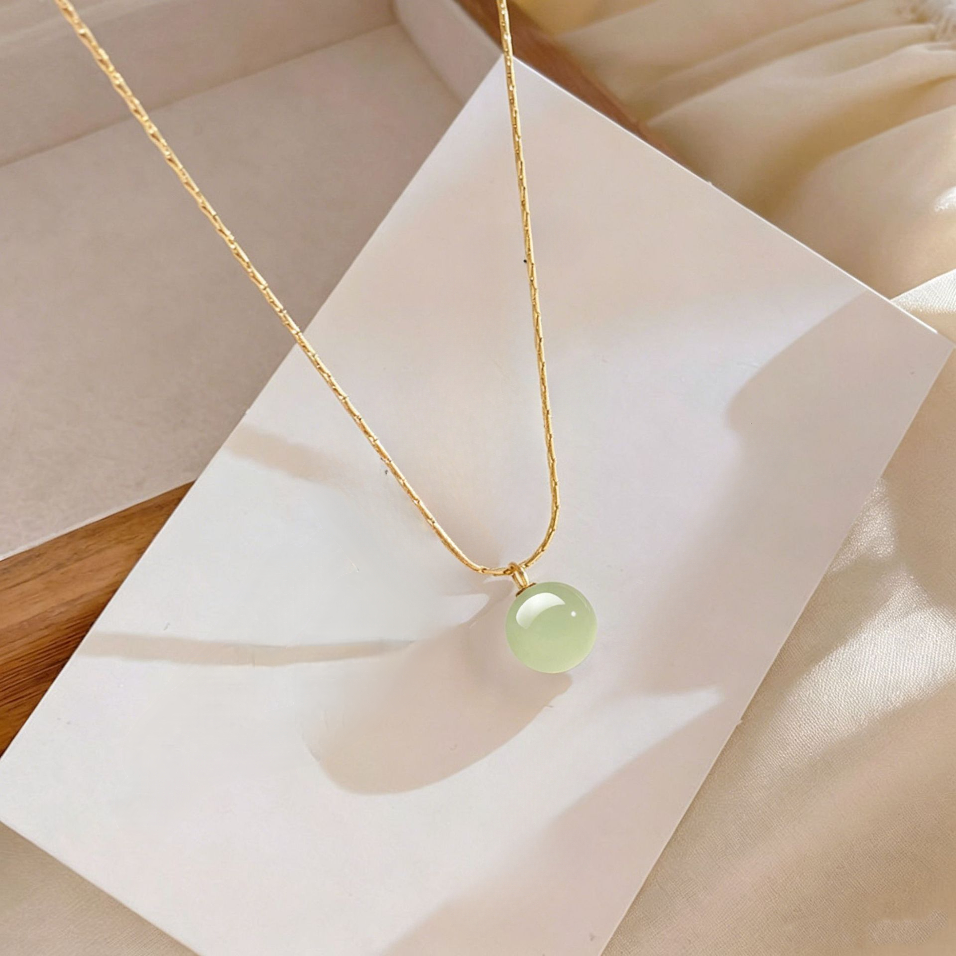 French-Style Light Luxury Lucky Bag Jelly Green Titanium Steel Necklace For Women, Exquisite And Versatile With A High-End Feel, Luminous Fluorescen