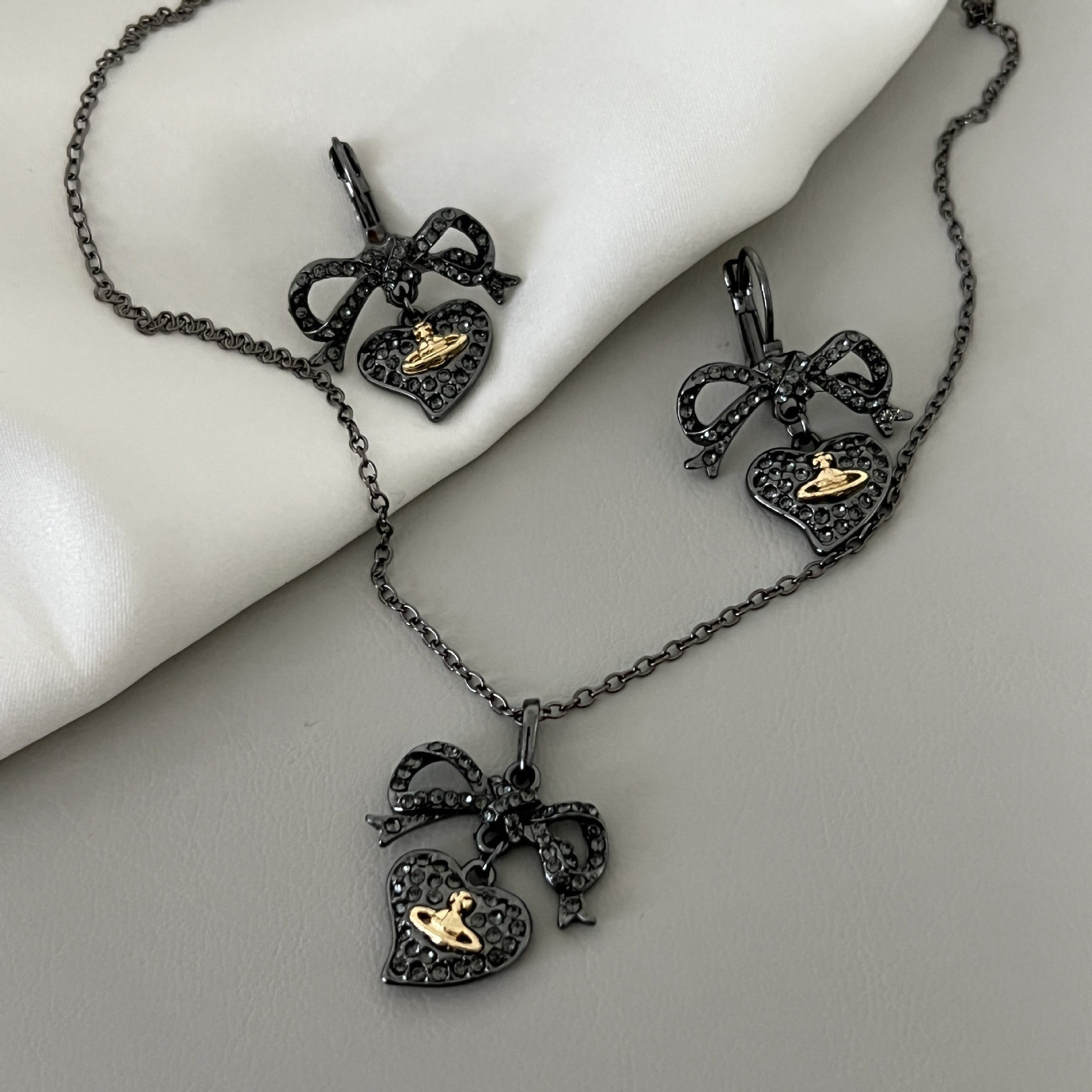 Exquisite Designer Zircon Black Bow Love Pendant Necklace Earrings Luxurious And Fashionable Gift Suitable For Womens Daily Jewelry Matching