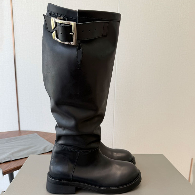 Bota de motor negra para mujer A006MD Correa ajustable de diseñador Botas altas hasta la rodilla con efecto desgastado Botas de cuero con efecto env