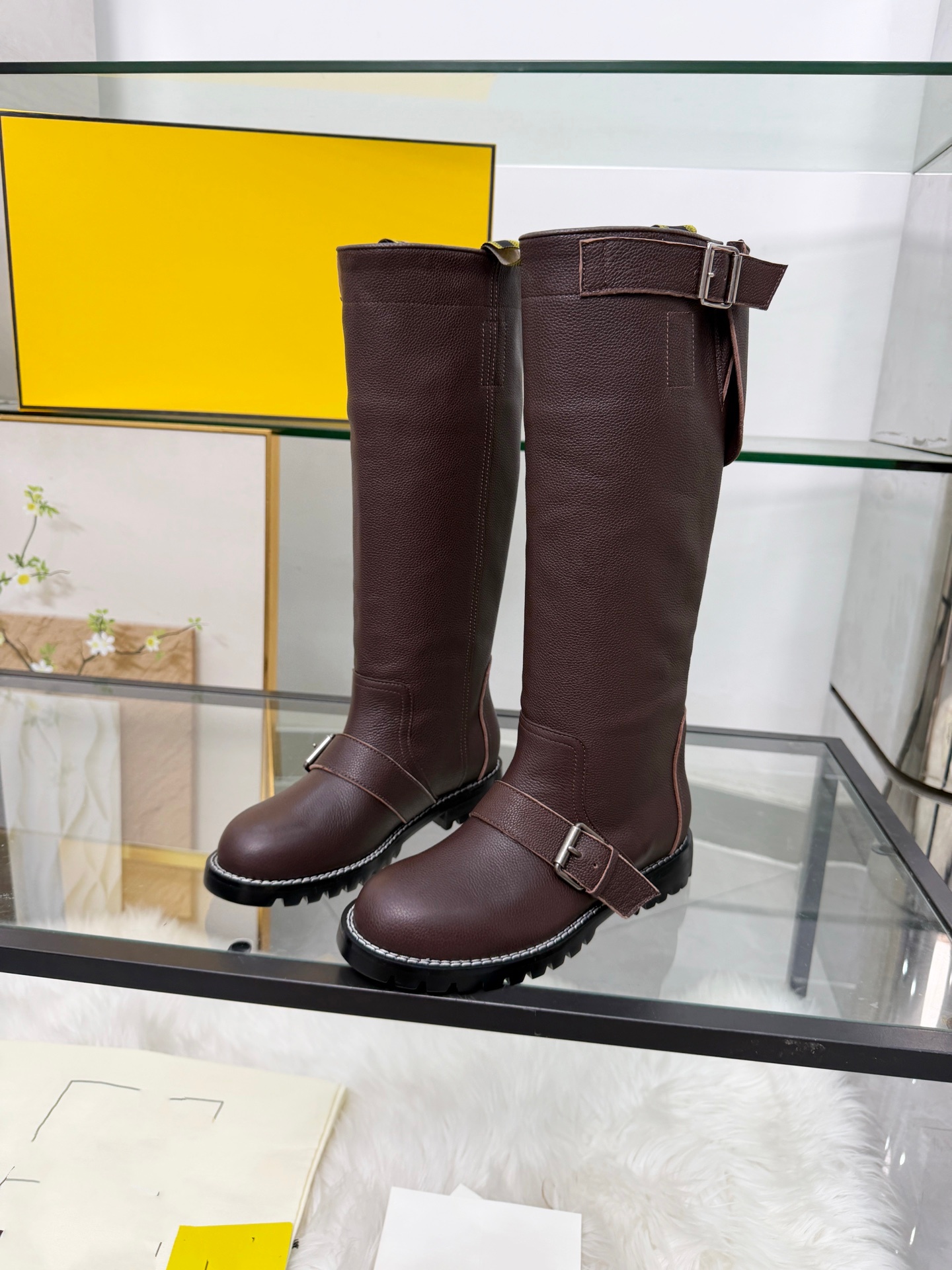 Lo último en botas clásicas, minimalistas y elegantes de pierna ancha, botas altas holgadas con tacón grueso a la moda