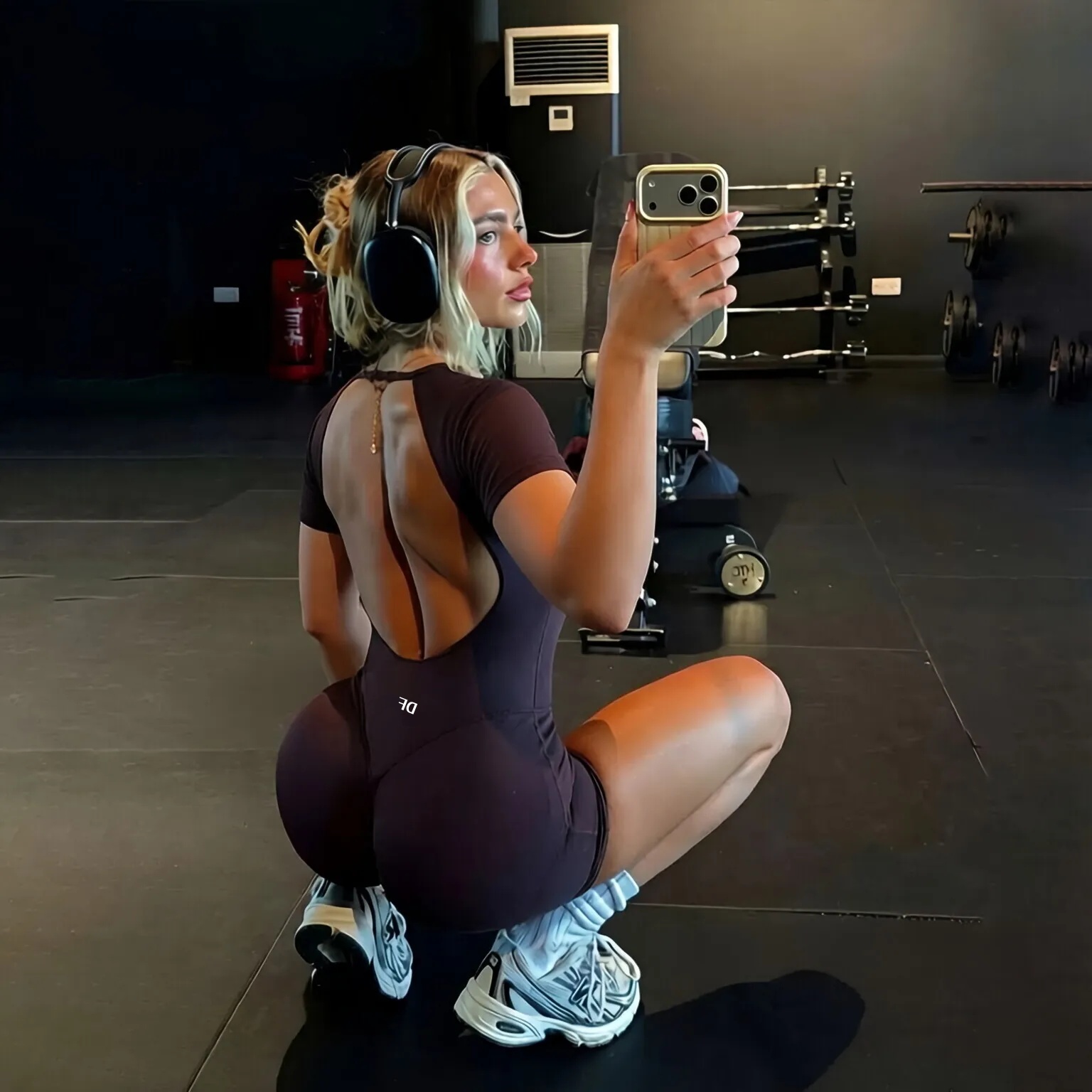 DF Short Sleeve Seamless Yoga Bodysuit Backless Built-in Bra One Piece Peach Sleeveless Yoga Jumpsuit Quick-Dry Fabric for Outdoor Training E7425