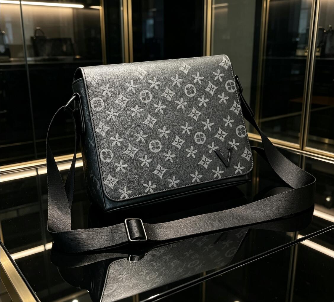 Fashion 2026 Men Messenger Bag Trio Bags designer Handbags Leather Briefcases Man Shoulder Backpack Sport Male Cross Body Purse Women Wallets purse