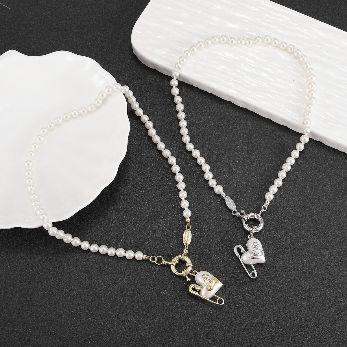 New Designer Paperclip Heart Shaped Pendant Pearl Necklace A Light Luxury High End Gift Suitable For Womens Parties Exquisitely Matched With Jewelry