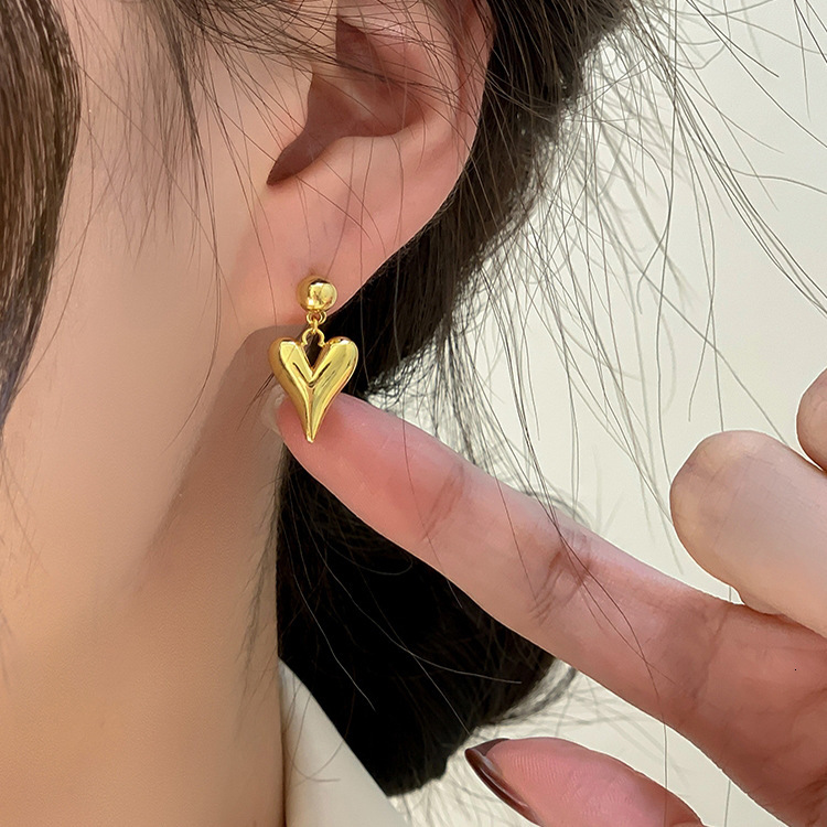 Korean-Style Fashion Heart-Shaped Titanium Steel Earrings, Versatile Minimalist Niche Retro High-End Trendy Internet Celebrity Stud Earrings For Wom