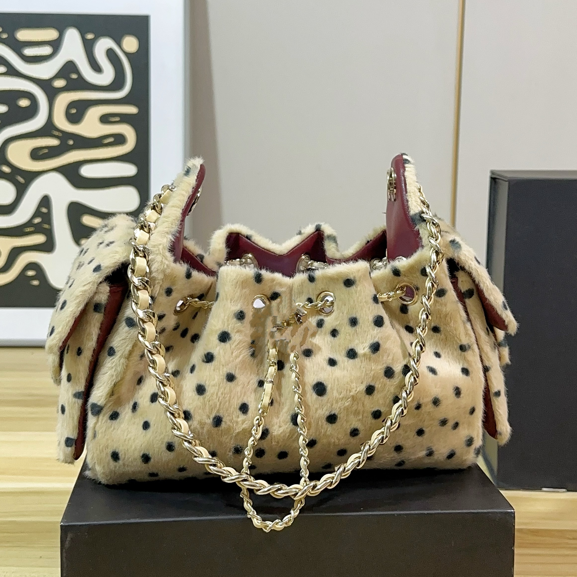 Spotted Shearling Hobo Bag Fluffy bag Designer bag 26S Maxi Flap bag with Gold Chain, Plush Leopard Print Drawstring Bucket Bag Versatile Crossbody