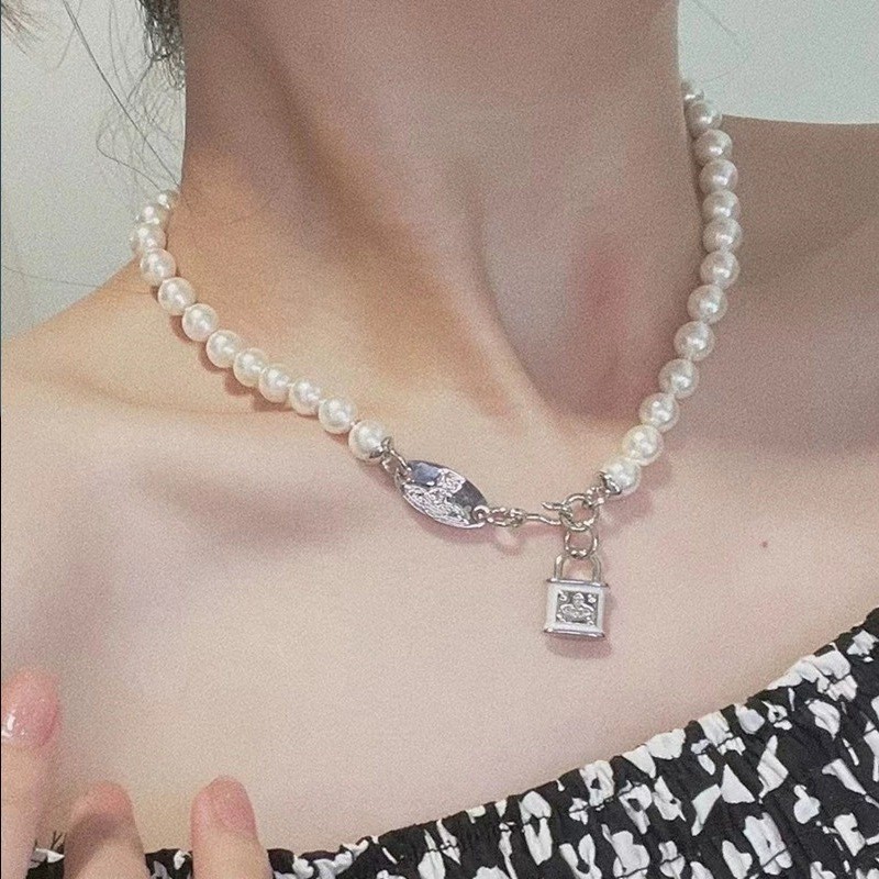 Exquisite Designer Plated Gold And Silver Lock Pendant Pearl Necklace Light Luxury High End Gift Suitable For Womens Simple Casual Style Paired With