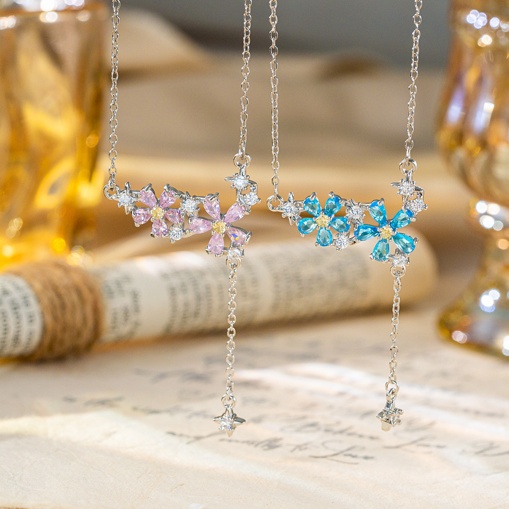 French-Style, Subtly Luxurious Necklace Featuring Star Floral Motifs, Adorned With Delicate Tassels Micro-Paved Diamonds, Exuding An Elegant And Sop