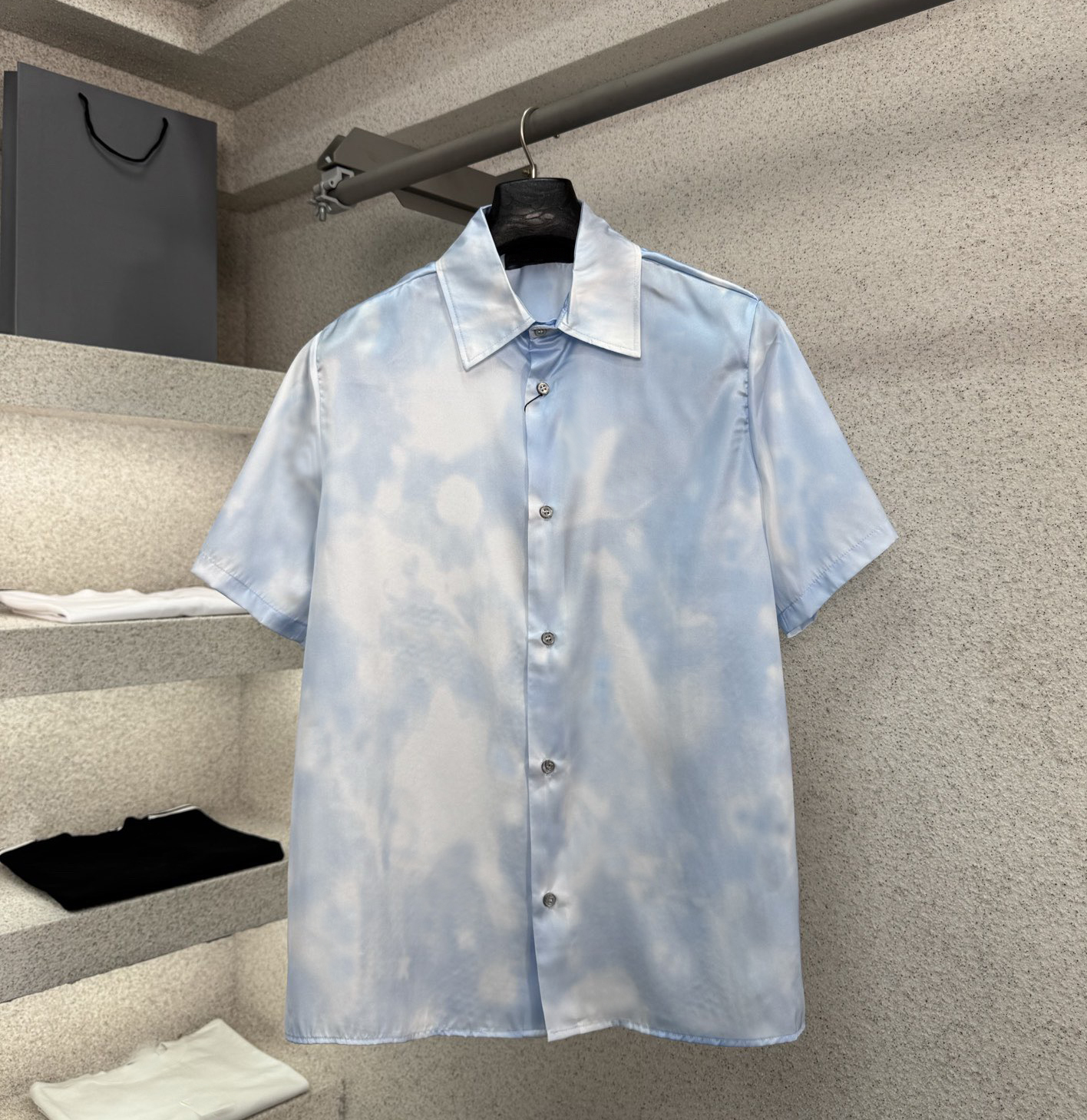 Designer brand clothing, high-quality men's blue sky and white clouds tie dye short sleeved shirt, ice silk smooth drape satin loose collar shi