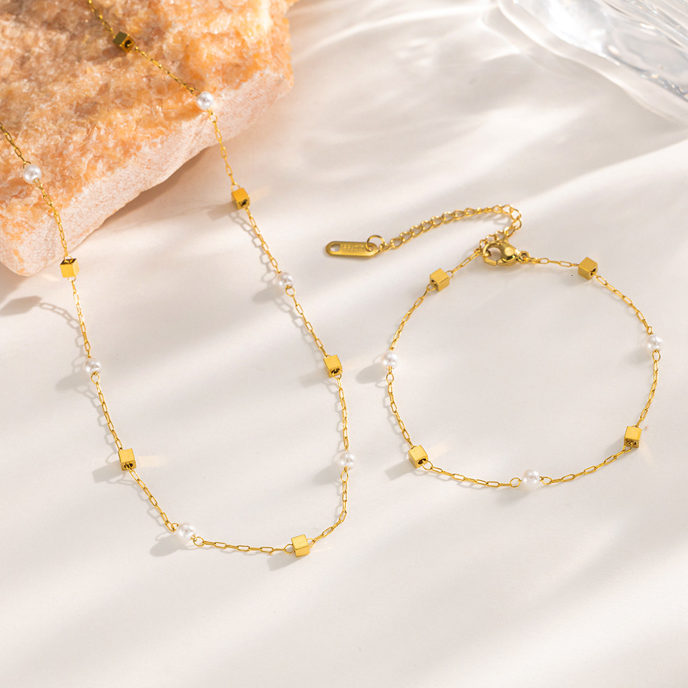 French Style High-End Exquisite Small Square Pearl Titanium Steel Necklace For Women Fashionable Light Luxury Versatile Collarbone Chain New Set