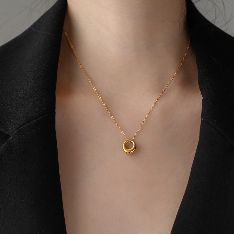 French Style Light Luxury Exquisite Small Round Ri Minimalist Titanium Steel Necklace For Women Fashionable Versatile Simple Elegant Collarbone Chai