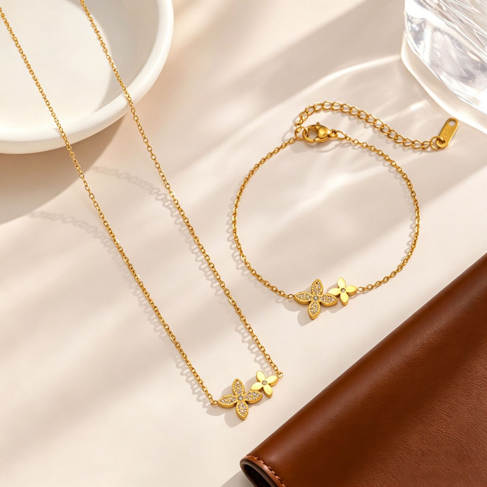 French-Style Light Luxury Full-Diamond Double-Flower Titanium Steel Necklace For Women, Exquisite And Sophisticated, Lucky Four-Leaf Clover Versatil