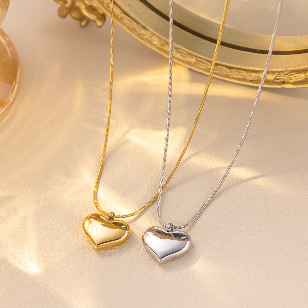 Cross-Border Fashion Exquisite Glossy Titanium Steel Necklace For Women Light Luxury Versatile High-End Double-Sided Peach Heart Collarbone Chain