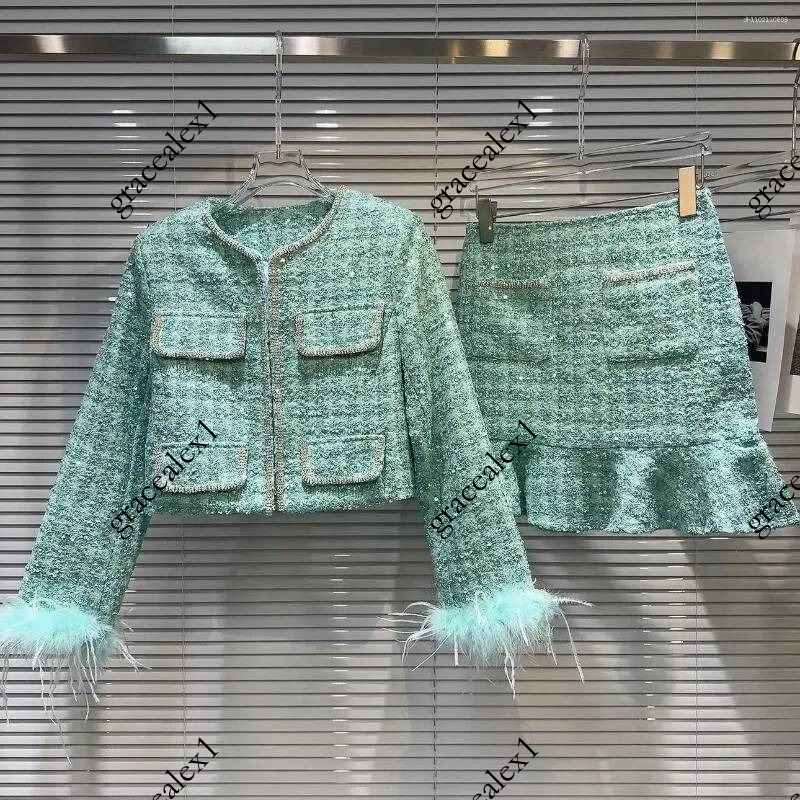 Two Piece Dress Shiny Green Sequined Plaids Tweed Jacket Diamonds 3D Feather Fur Cuff Sleeves Coarse Suits Coat A-Line Ruffles Skirt 2Pcs