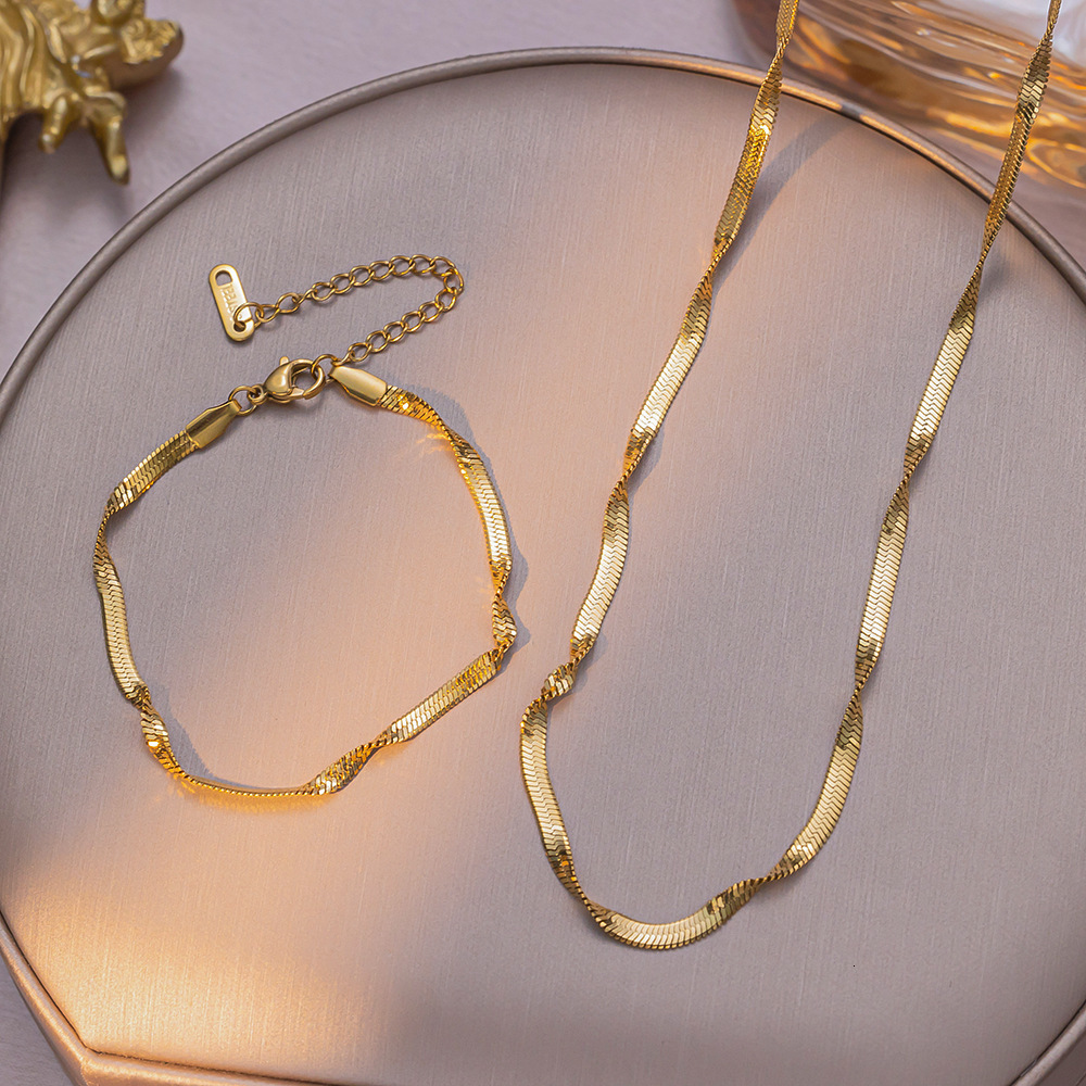 European And American INS Influencer 18K Real Gold Plated Stainless Twisted Blade Snake Bone Chain Titanium Steel Necklace Women's Fashion Set