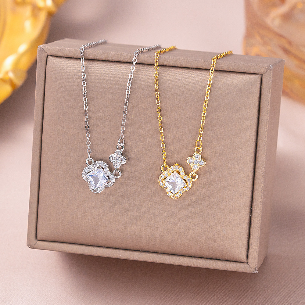 Light Luxury, Exquisite Four-Leaf Clover Necklace With Sparkling Rhinestones, Delicate Sweet Design, Perfect For Fairy-Tale Look, Exuding Elegance A