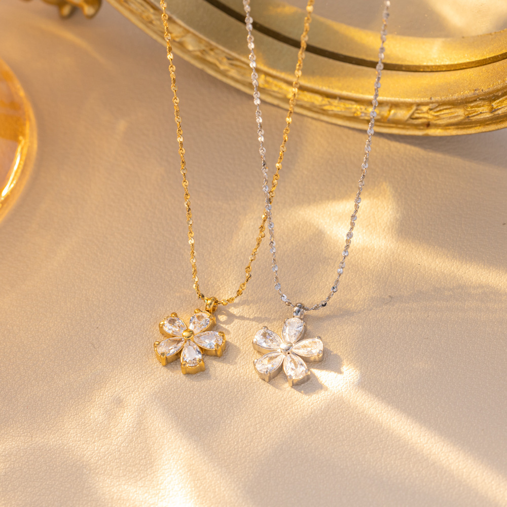 High-End Luxury Full Diamond Four-Leaf Flower Starry Sky Titanium Steel Necklace For Women Fashionable Small Exquisite Versatile Collarbone Chain