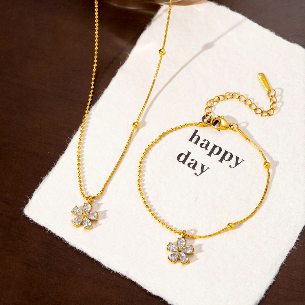 High-Quality, Fashionable White Diamond Flower-Patterned Titanium Steel Necklace, Delicate Versatile Set Of Clavicle Chains For Women, With A Unique