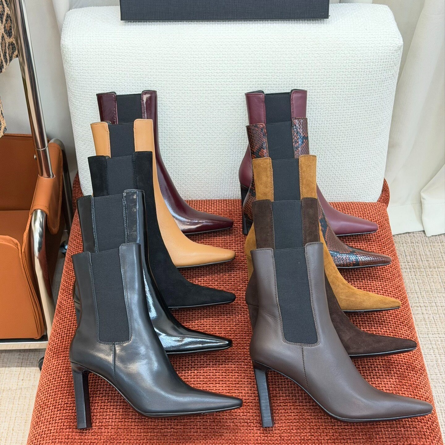 Stivaletti stivaletti alla caviglia in pelle di serpente marrone di lusso di design da ufficio, con tacco a forma di gattino, cerniera, fibbia, moda