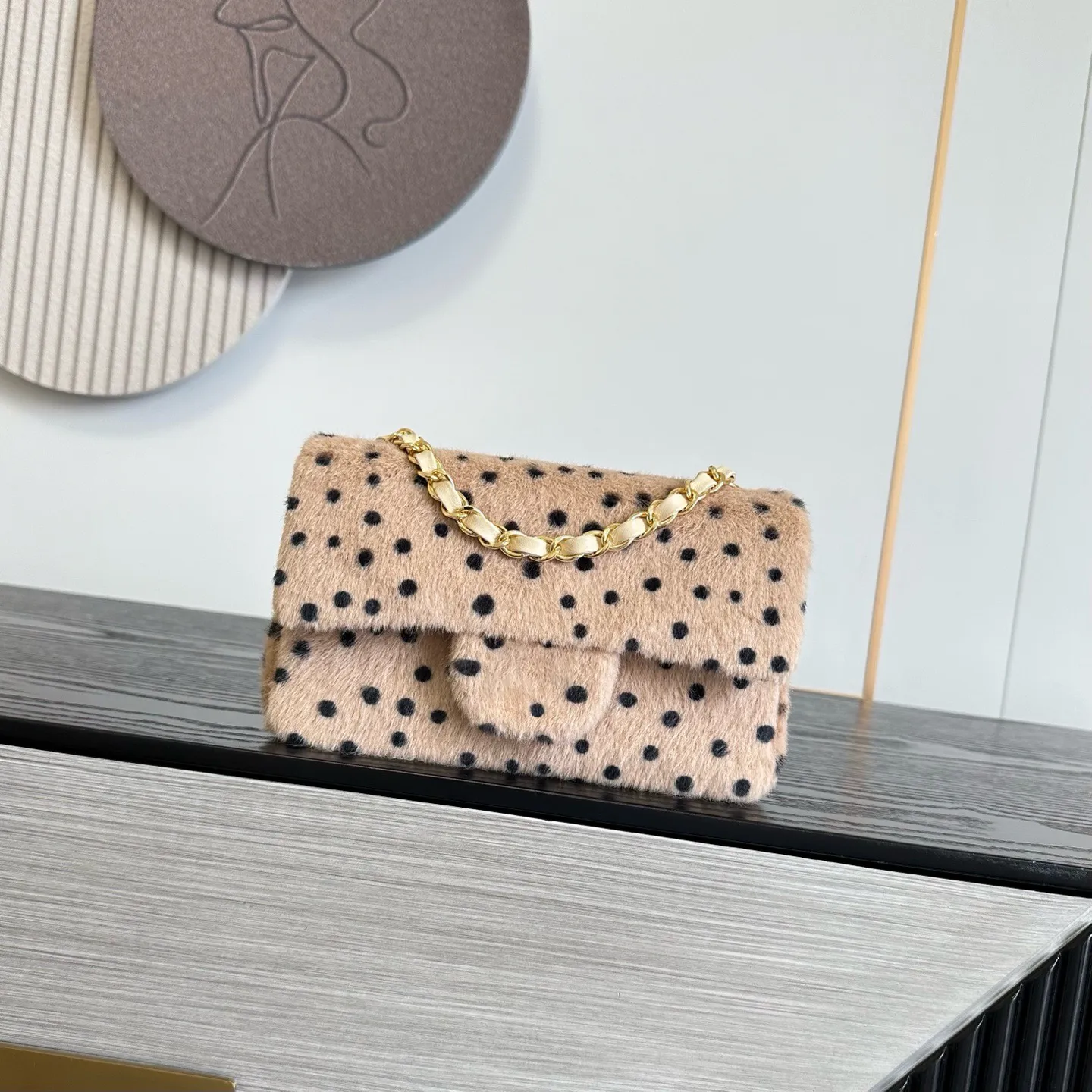 2026 new high-end handmade leopard print designer bag, with a soft plush exterior that's simply irresistible, definitely worth collecting. Come