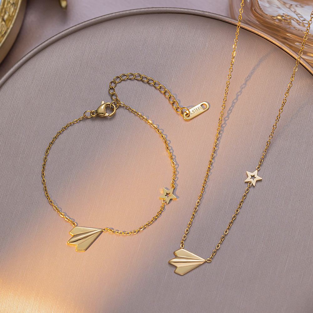 French Style Light Luxury High-End Paper Airplane Titanium Steel Necklace For Women Fashionable Versatile Five-Pointed Star Collarbone Chain Set Non