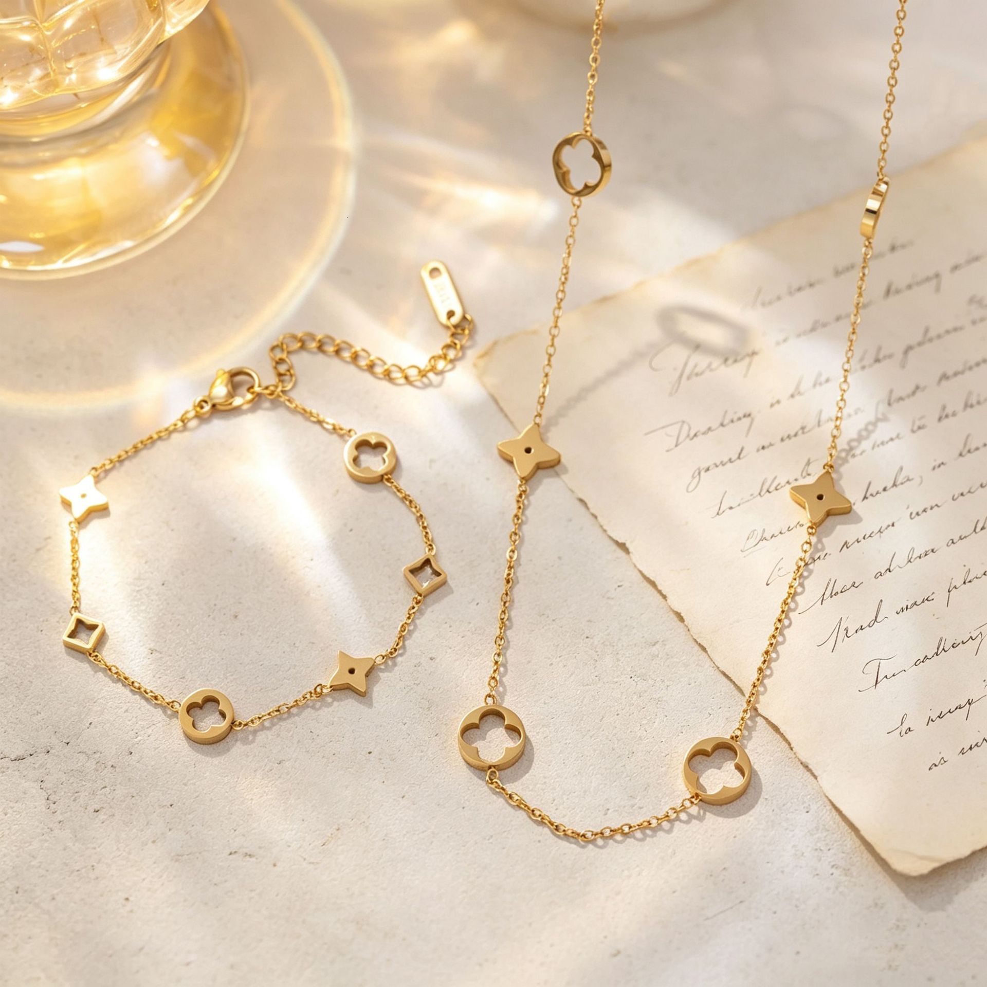 Elegant Exquisite Hollowed-Out Four-Leaf Clover Titanium Steel Necklace For Women, Light Luxury Fashion Versatile Star And Flower Clavicle Chain Set