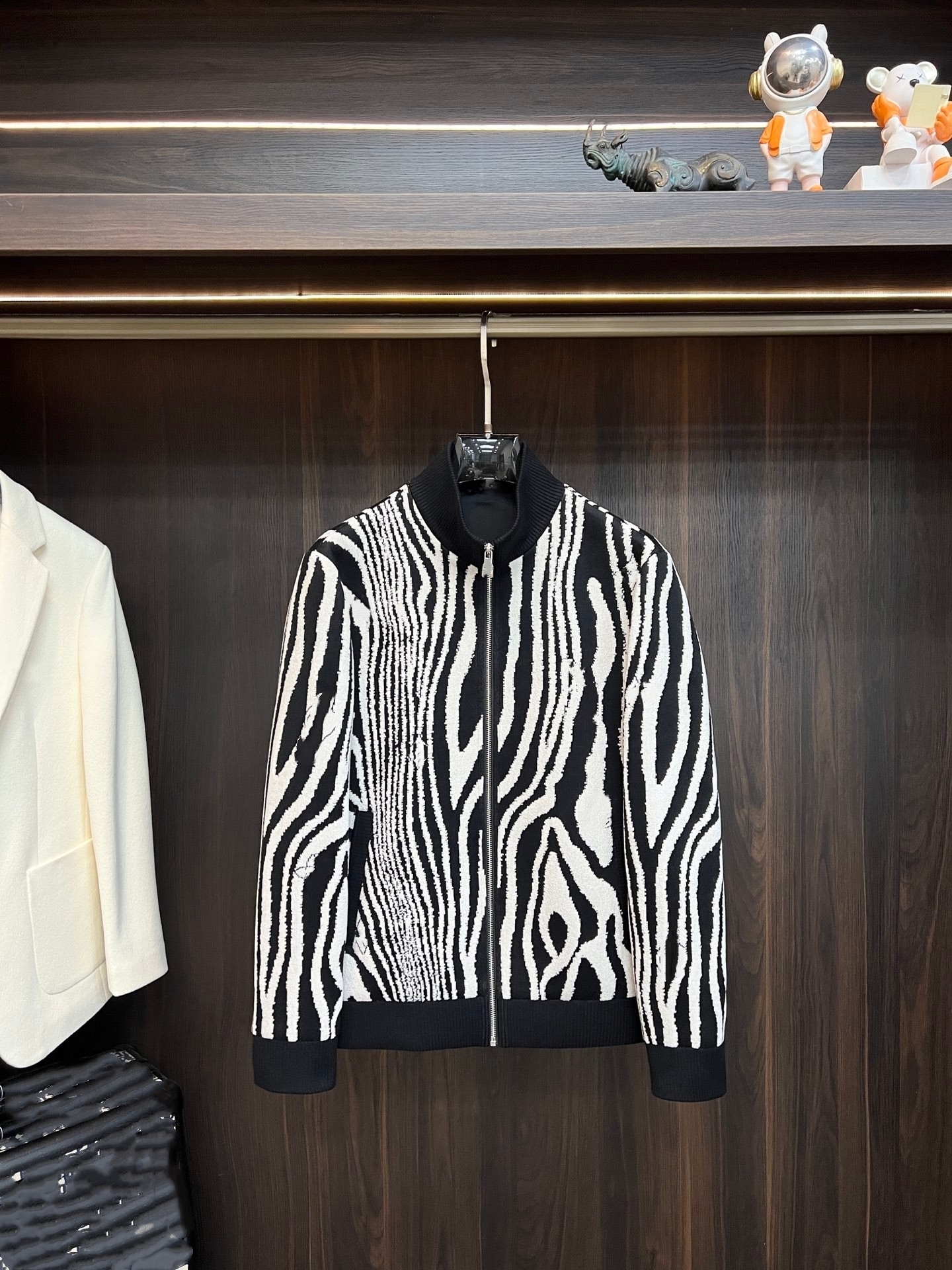 Designer Men Zebra Stripe Jacquard Bomber Jacket Full Zip Stand Collar Knit Outerwear Windproof Casual Fashion Long Sleeve Coat