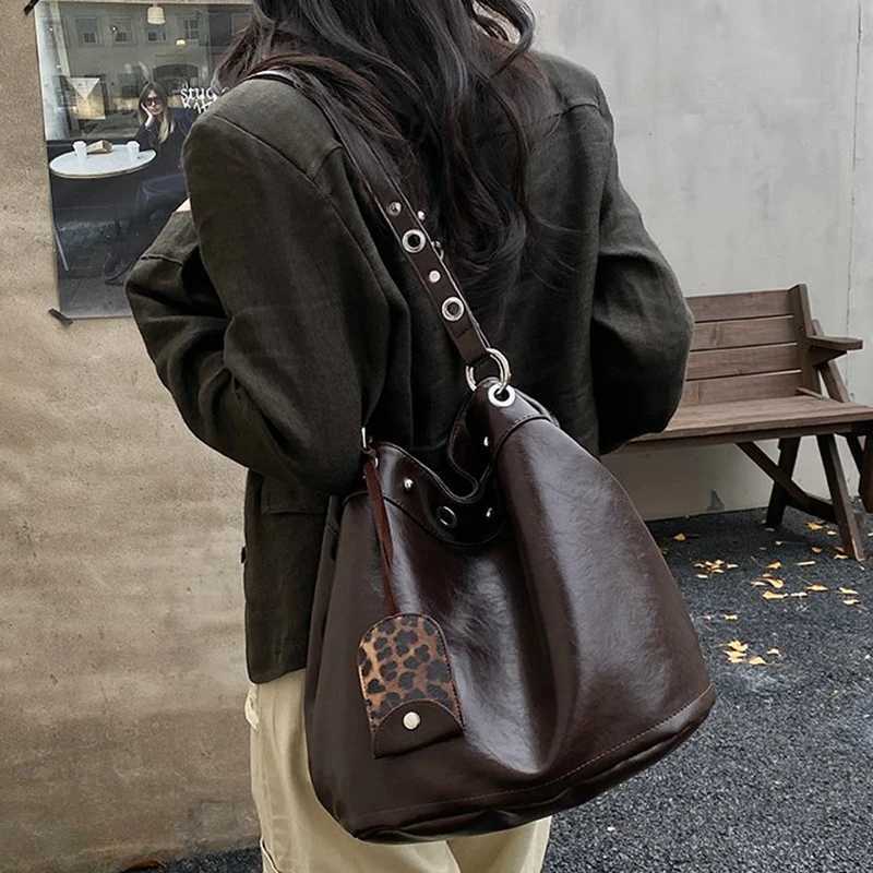 Designer Wen Vintage Leather Tote Totes Bag 2026 Large Capacity Bucket Shoder Bag with Leopard Print Pendant Daily Handbag J261016