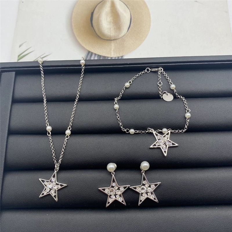 Exquisite Designer Silver Plated Zircon Pentagram Pendant Pearl Necklace Bracelet Luxurious High End Gift Suitable For Women Dating And Travel Paire