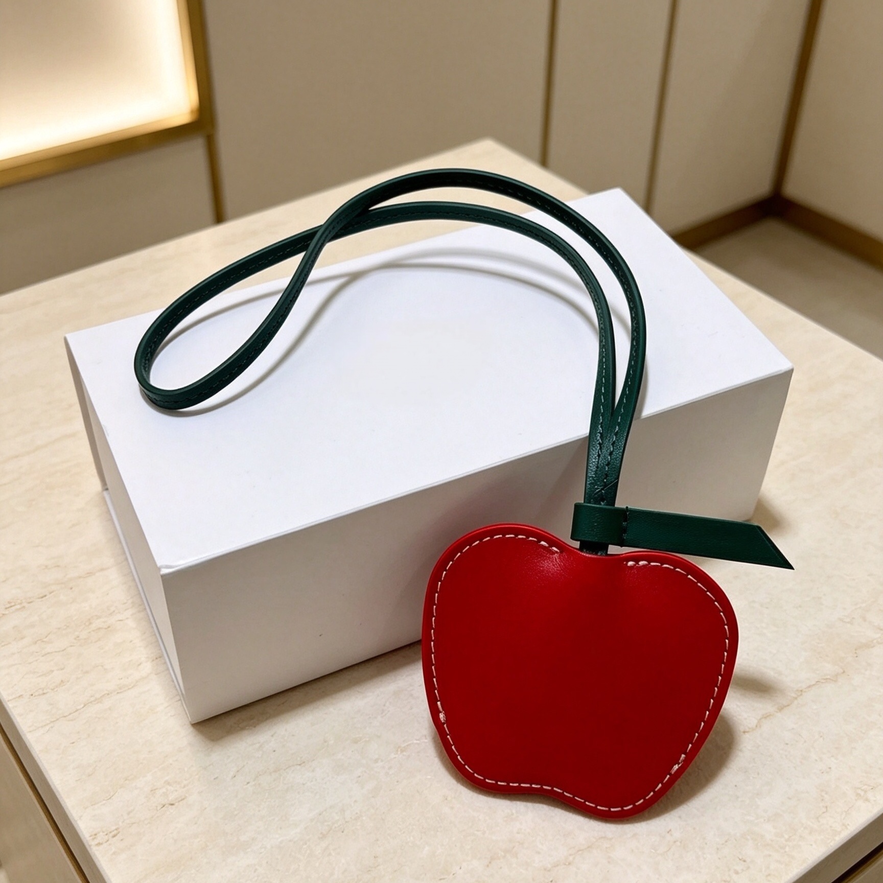 Breloque de sac en cuir en forme de pomme pour femme, joli pendentif en forme de fruit, porte-clés, sangle verte, pendentif de sac, fait à la mai