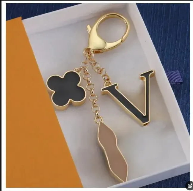 Luxury designers keychains Letters with diamonds designers keychain top Car Key Chain Women Buckle jewelry Keyring Bags Pendant Exquisite Gift4534
