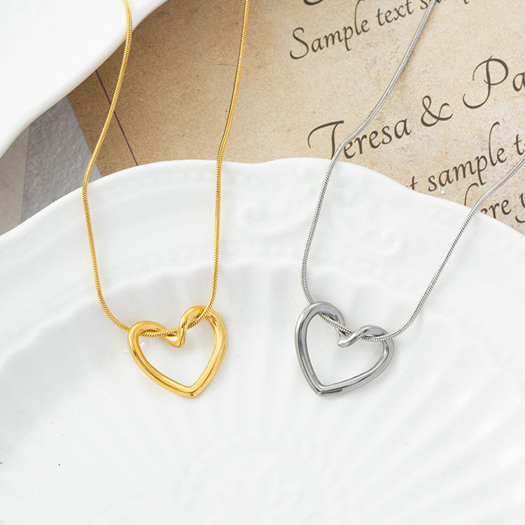 Minimalist Hollow Heart Titanium Steel Necklace For Women, Light Luxury Niche Design Clavicle Chain, New Trendy Irregular Pendant Accessory