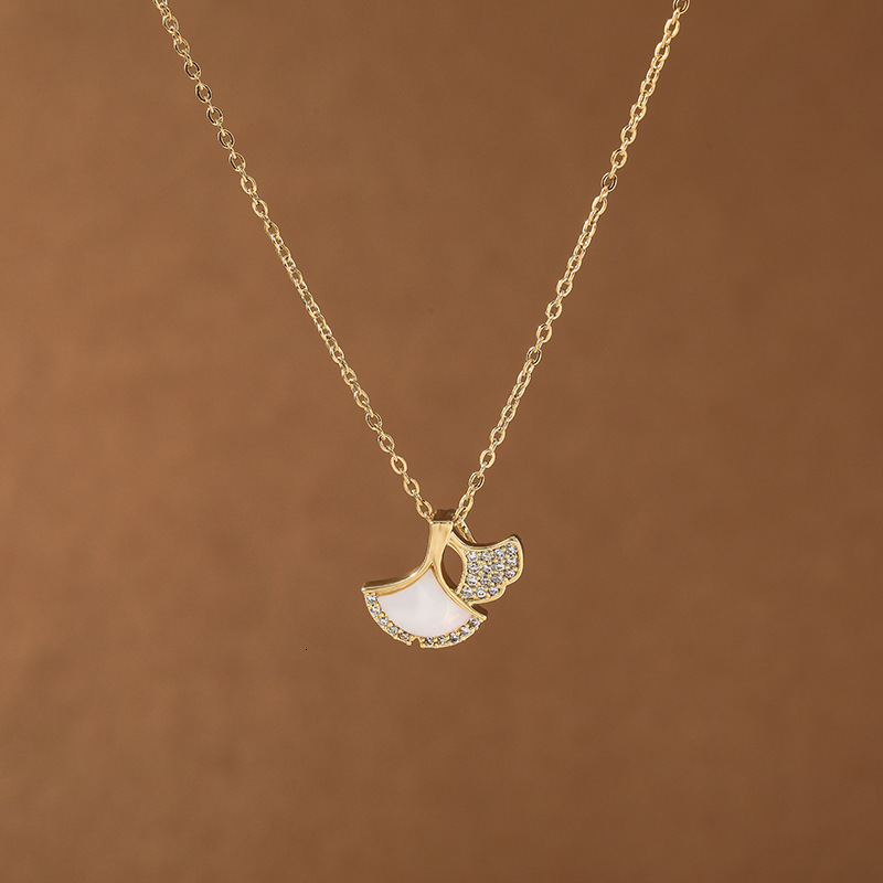 Unique Design, Silver Ginkgo Leaf Titanium Steel Necklace Women, Exuding An Elegant Sophisticated Vibe, Lightweight Luxurious Clavicle Chain, Perfec