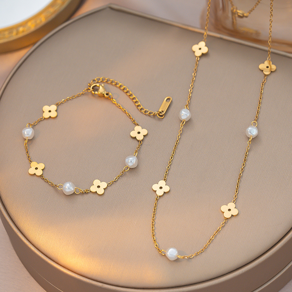 European American Fashion, Light Luxury Style: Delicate Elegant Four-Leaf Clover Titanium Steel Necklace For Women, Featuring A Sophisticated And Hi