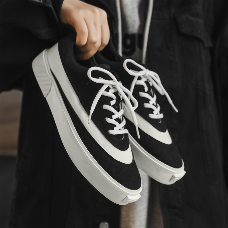 New model student low-top vulcanized board shoes featuring trendy and niche design, suitable for casual and sporty men's wear.