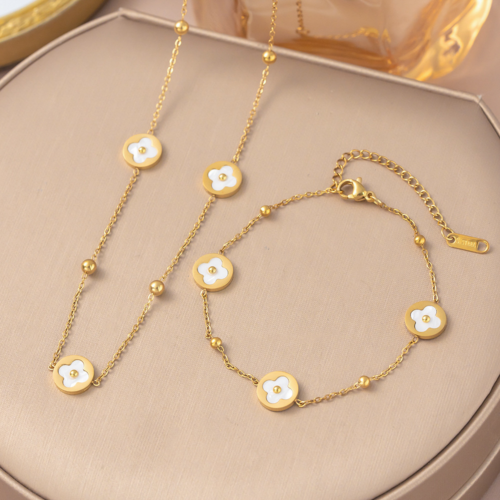 French Style Light Luxury White Shell Lucky Four-Leaf Flower Titanium Steel Necklace For Women Fashionable Exquisite Versatile High-End Clavicle Cha