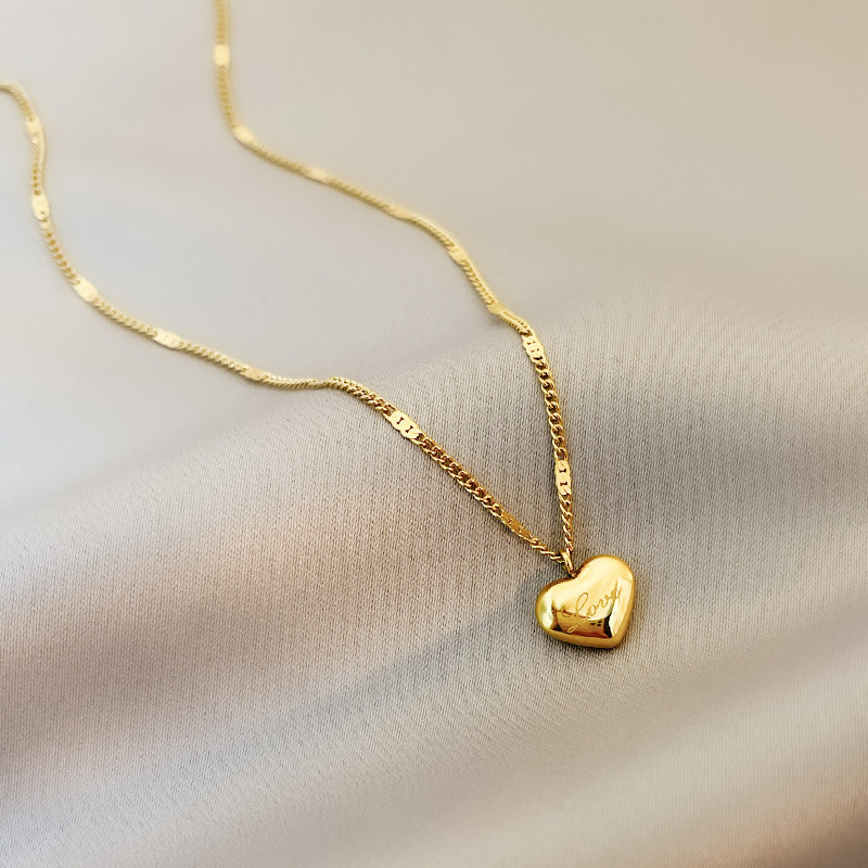 Light Luxury Love Titanium Steel Necklace For Women Versatile New Clavicle Chain 18K Gold Plated Simple Elegant Peach Heart Choker