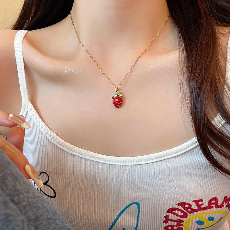 Internet Celebrity Hot-Selling Cute Sweet Style Red Strawberry For Women, Light Luxury Niche High-End New Clavicle Chain Necklace