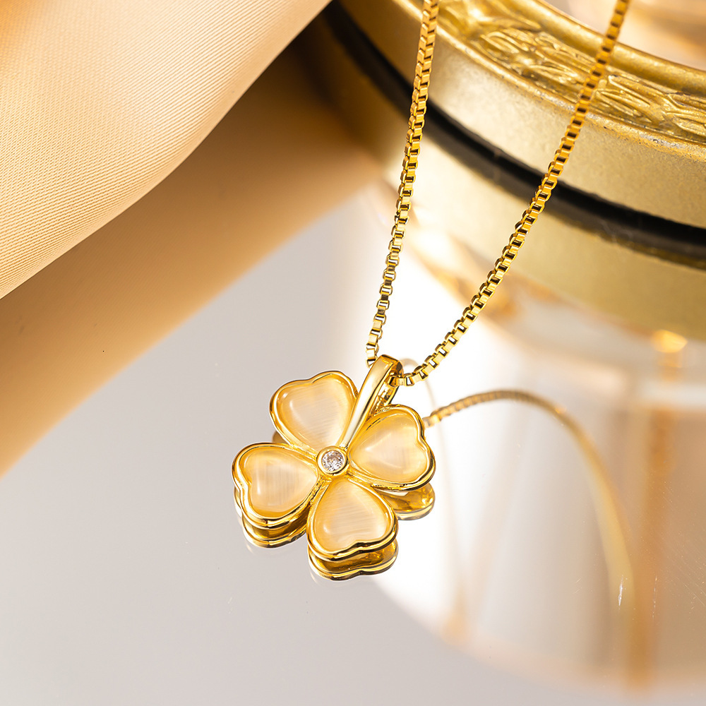 Minimalist Lucky Four-Leaf Clover Titanium Steel Necklace For Women Versatile 18K Gold Plated Exquisite Petal Light Luxury Elegant Collarbone Chain