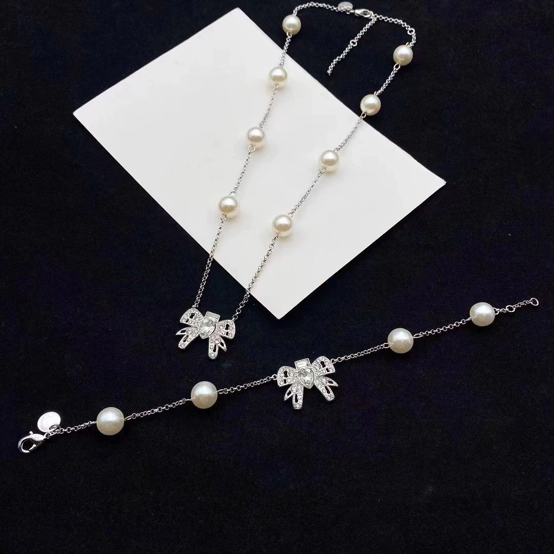 Exquisite Designer Silver Plated Heart Shaped Zircon Bow Pendant Pearl Necklace Bracelet Luxurious Gift For Womens Gatherings Elegant Pairing With J