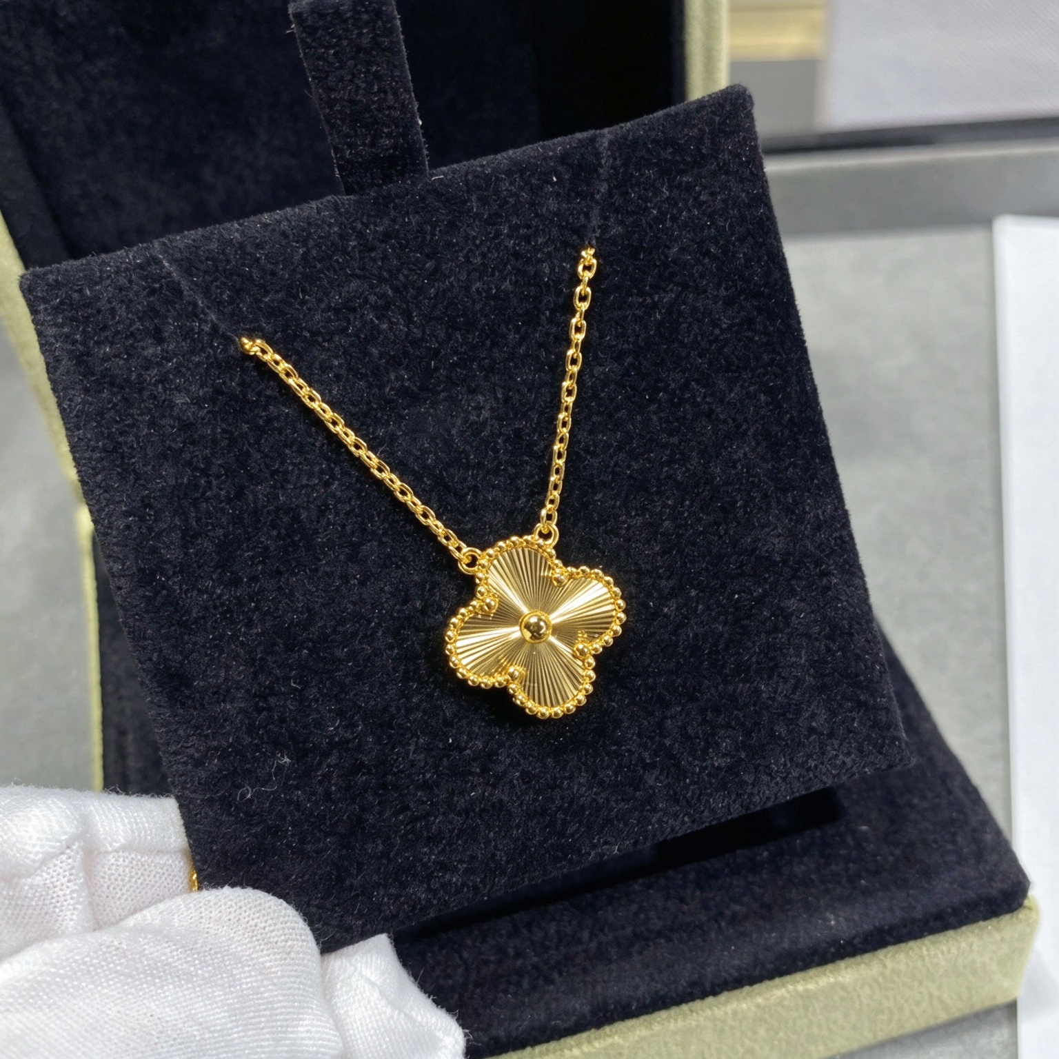 Bijoux de luxe femmes trèfles collier pendentif colliers design plaqué or 18 carats avec pendentifs en perles étincelantes bijoux de créateur pou