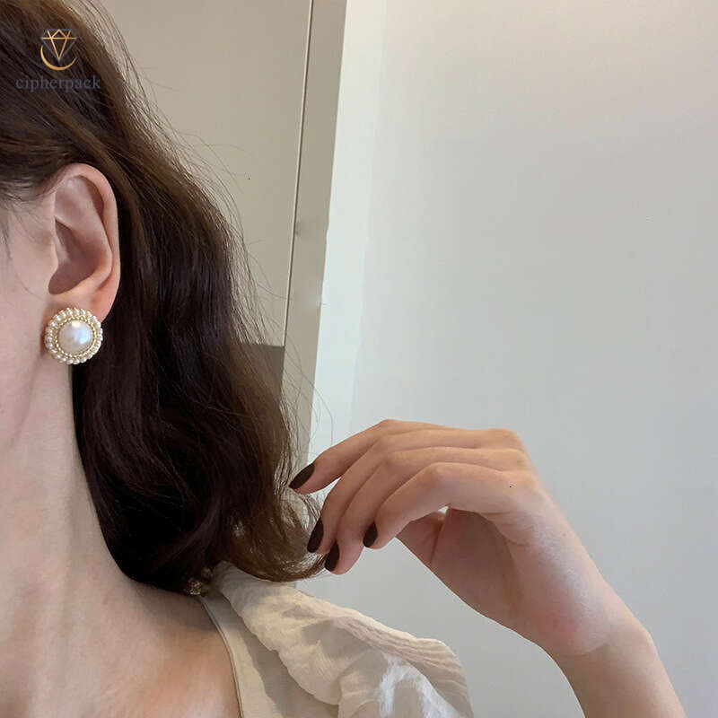 2025 New Vintage Hepburn Style Pearl for Women, French Niche Internet Celebrity Fall/Winter Elegant Earrings and Accessories