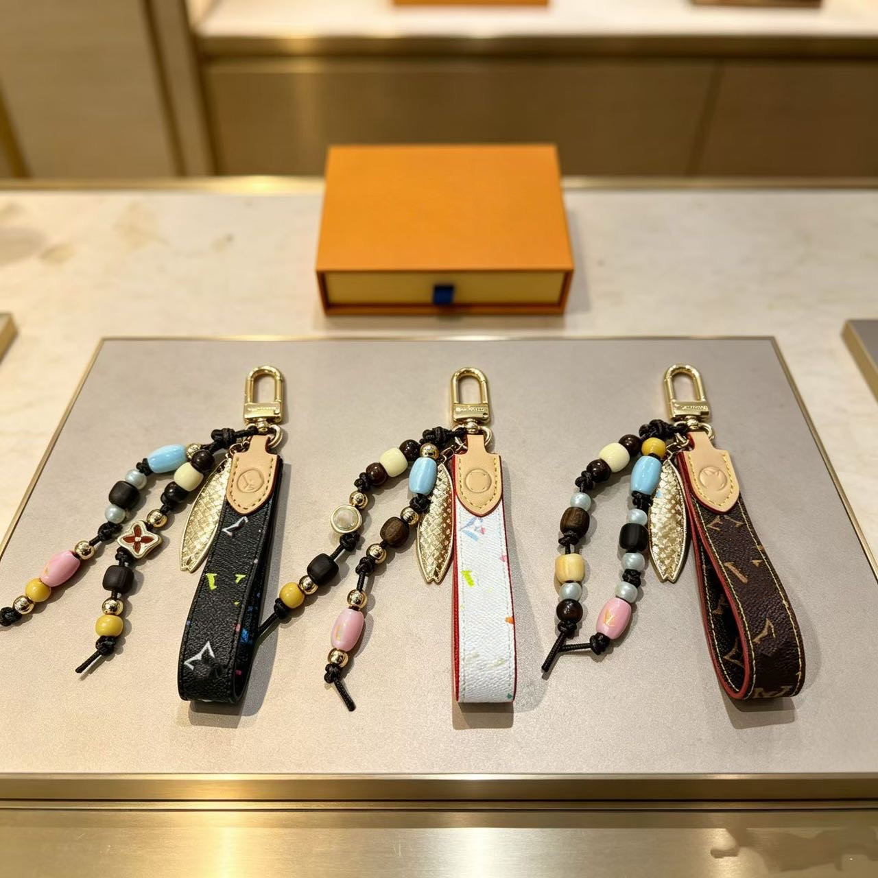 With BOX Classic Brand Keychains White Black Brown Leather Keychain Letter Flower Rope Charms Designer Keychain Best Bag Charms Car Rings